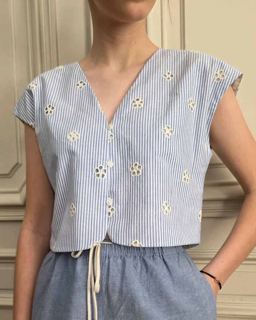 top Alizé top 5 en coton rayures bleu blanc avec broderie anglaise porté, coupe courte et fluide, A la Mode du Temps Perdu