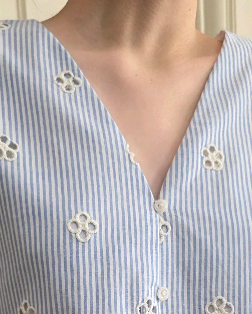crop top broderie anglaise coton rayures bleu blanc détail encolure boutons devant