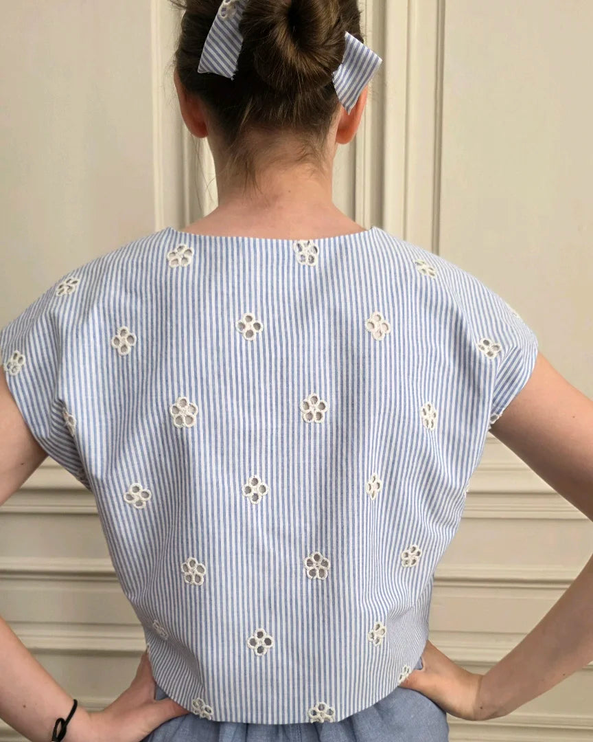 dos du top Alizé top 5 en coton rayures bleu blanc avec broderie anglaise, coupe courte et ligne épurée, A la Mode du Temps Perdu