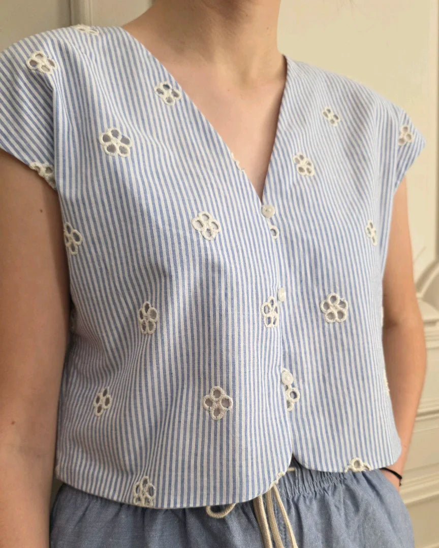 top Alizé top 5 en coton rayures bleu blanc avec broderie anglaise, encolure en V et fermeture par boutons, A la Mode du Temps Perdu