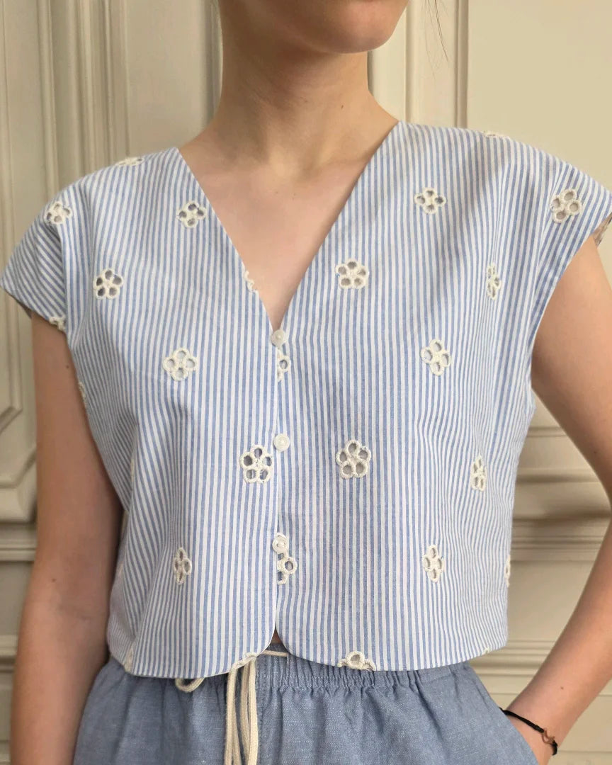 top Alizé top 5 en coton rayures bleu blanc avec broderie anglaise, vue de face, coupe courte et encolure V, A la Mode du Temps Perdu
