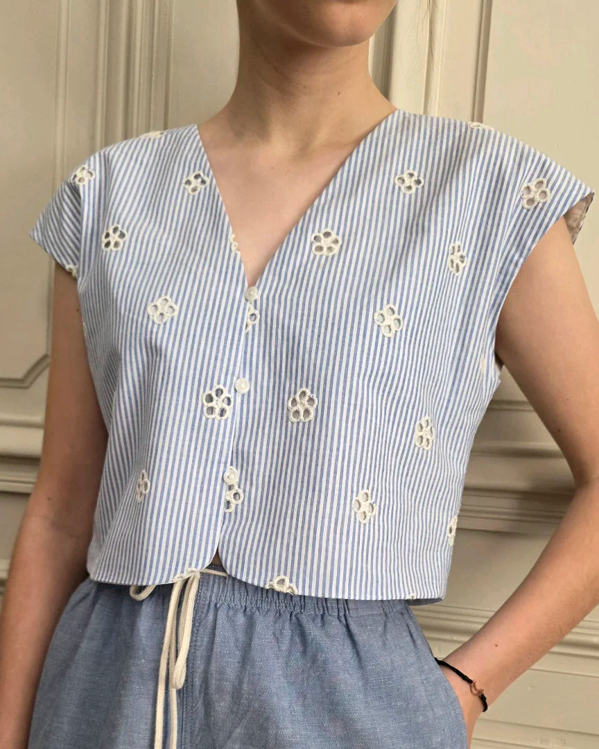 top Alizé top 5 en coton rayures bleu blanc avec broderie anglaise, vue rapprochée du porté et de la coupe, A la Mode du Temps Perdu