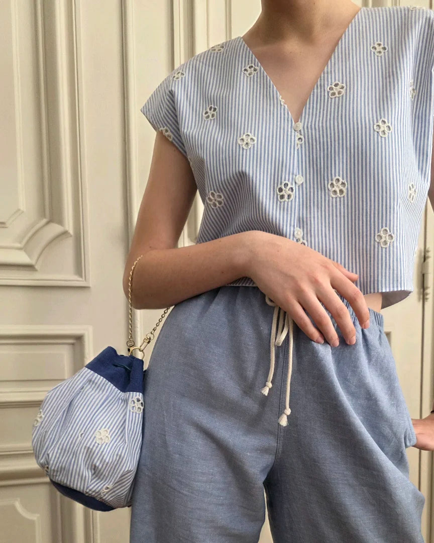 top Alizé top 5 en coton rayures bleu blanc avec broderie anglaise porté avec pantalon et sac bourse assorti, A la Mode du Temps Perdu