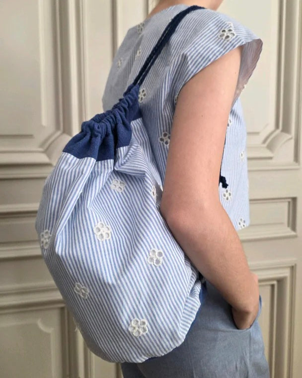 crop top broderie anglaise coton rayures bleu blanc Alizé top 5 porté avec sac baluchon A la Mode du Temps Perdu