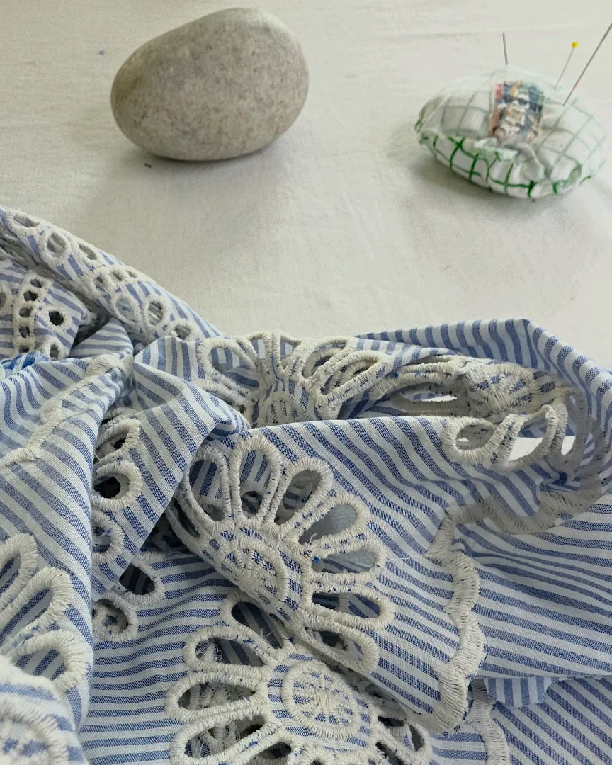 Top Alizé en cours de confection, broderie anglaise rayures bleu, détail tissu et geste d’atelier, création A la Mode du Temps Perdu