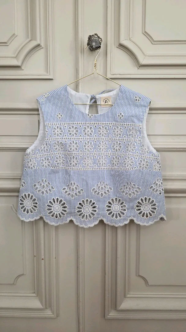 Top Alizé devant broderie anglaise rayures bleu, coupe ample courte, finition festonnée, création artisanale