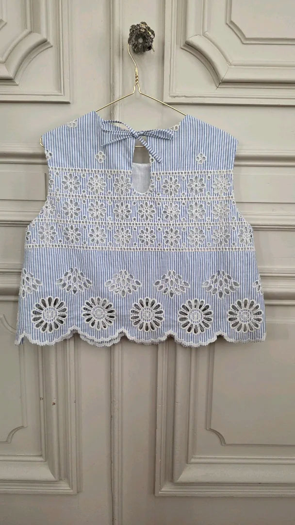 Dos top broderie anglaise rayures bleu blanc, ouverture goutte et lien à nouer, finition festonnée