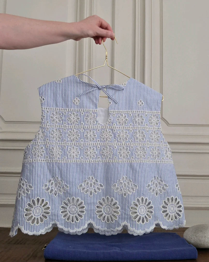 Crop top Alizé dos broderie anglaise bleu rayé, encolure nouée avec lien, détail ouverture dos, pièce artisanale