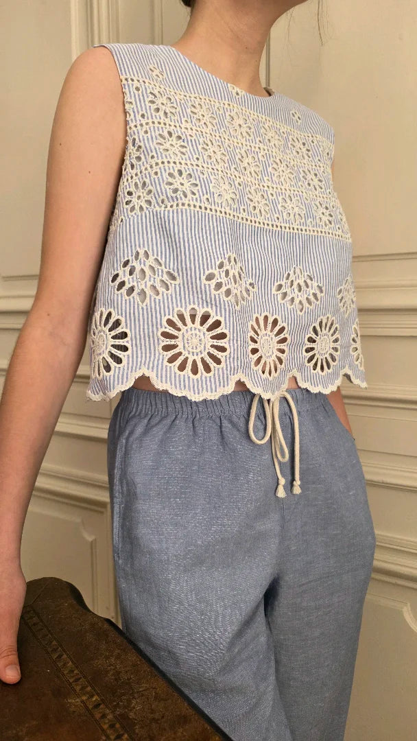 Crop top Alizé broderie anglaise bleu et blanc porté, coupe courte festonnée, pantalon taille haute, création artisanale