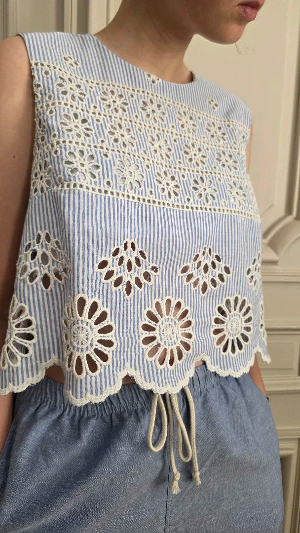 Crop top Alizé broderie anglaise rayures bleu porté, coupe ample et festonnée, style été fait main France