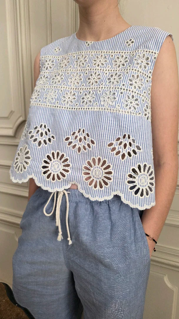 Crop top Alizé en broderie anglaise rayures bleu porté, coupe ample et bord festonné, silhouette estivale