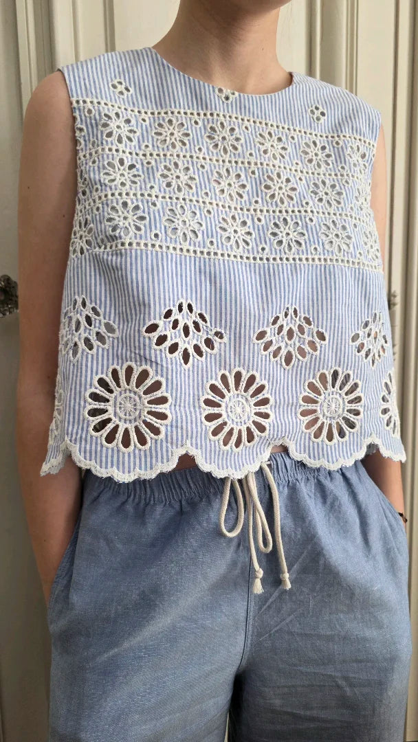 Crop top Alizé broderie anglaise rayures bleu porté, coupe ample courte, bord festonné, vêtement été fait main
