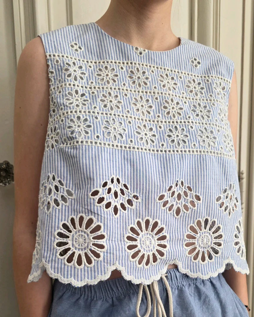 Crop top Alizé broderie anglaise bleu rayé, détail motif ajouré et finition festonnée, top été artisanal femme