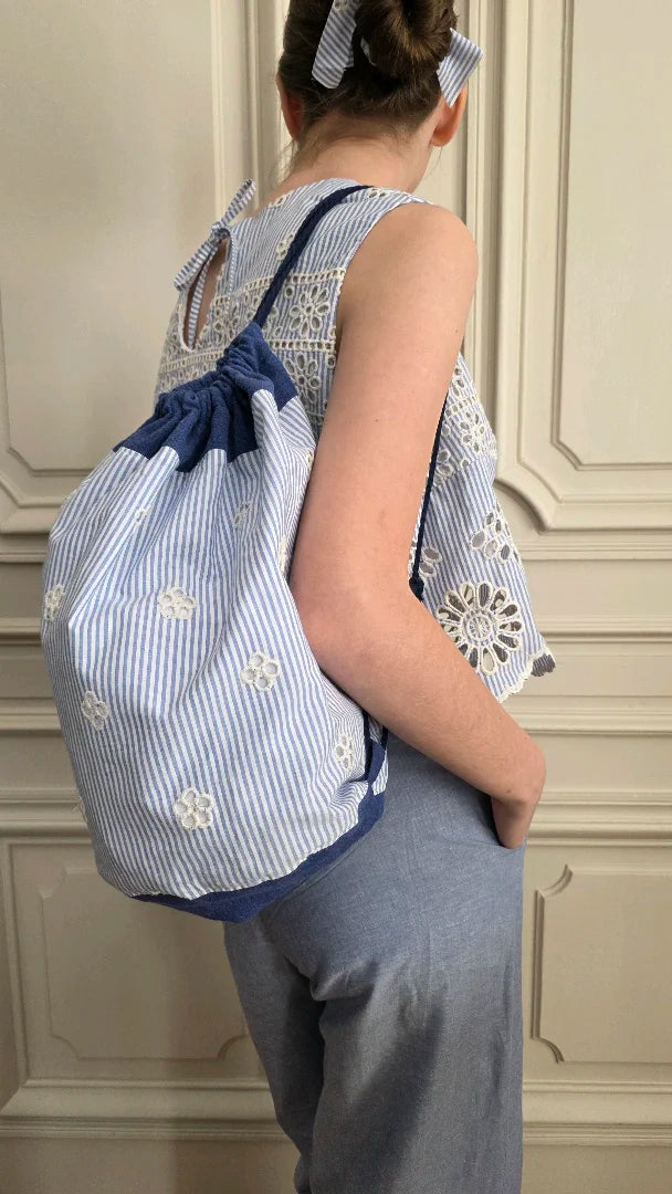 Top Alizé broderie anglaise rayures bleu blanc porté avec sac baluchon assorti, ensemble été fait main, A la Mode du Temps Perdu