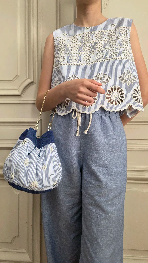 Top court broderie anglaise rayures bleu porté avec sac bourse assorti, tenue été légère, A la Mode du Temps Perdu