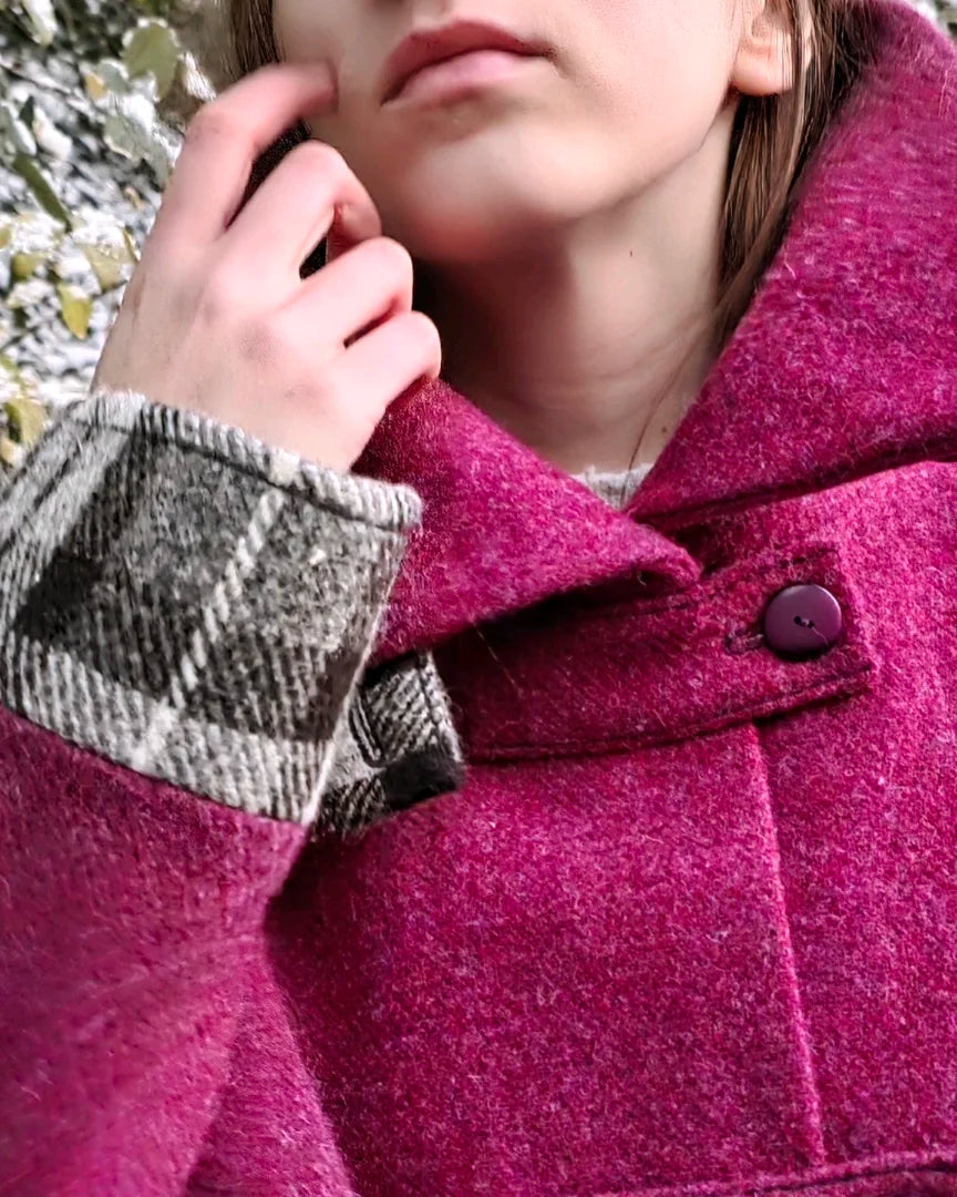 Détail col ouvert veste Harris Tweed femme et bracelet tartan noir gris blanc.
Photo extérieure sous la neige.