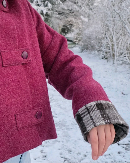 Détail bras et boutons de la veste Harris Tweed framboise portée temps enneigé.
