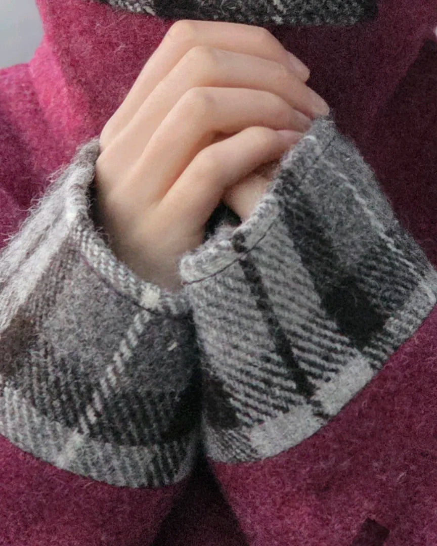 Bracelets tartan naturel et mains jointes, détail de la veste Harris Tweed framboise portée.