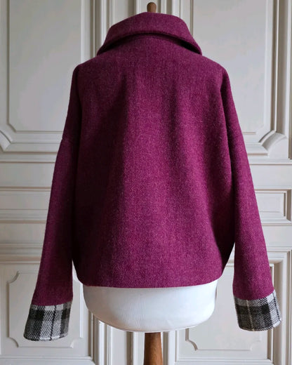 Vue dos veste Harris Tweed et soie femme Albertine col ouvert.
Manches amples avec bracelets tartan noir gris blanc.
Mannequin devant portes haussmanniennes.