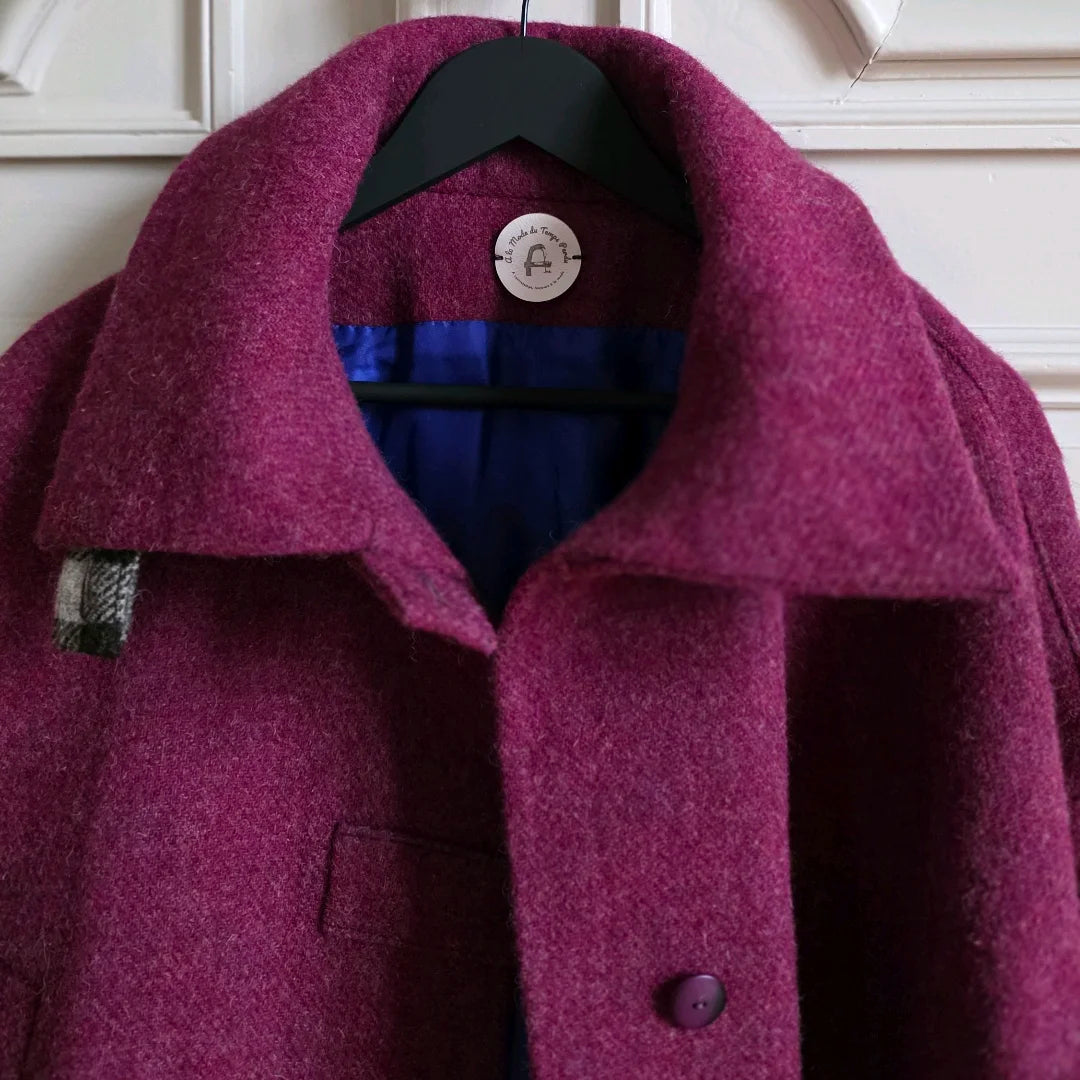 Détail col ouvert veste Harris Tweed  couleur framboise.
Étiquette A la Mode du Temps Perdu + doublure soie bleu profond.
Porte moulurée blanche en arrière-plan.