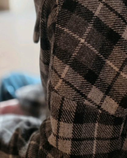 epaule tombante de la veste luba harris tweed et soie detail du tartan