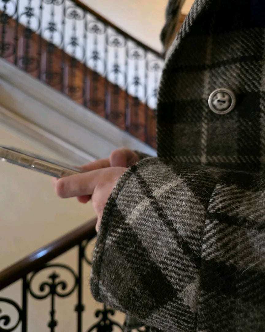 detail manche veste luba harris tweed portee bouton dans immeuble haussemannien