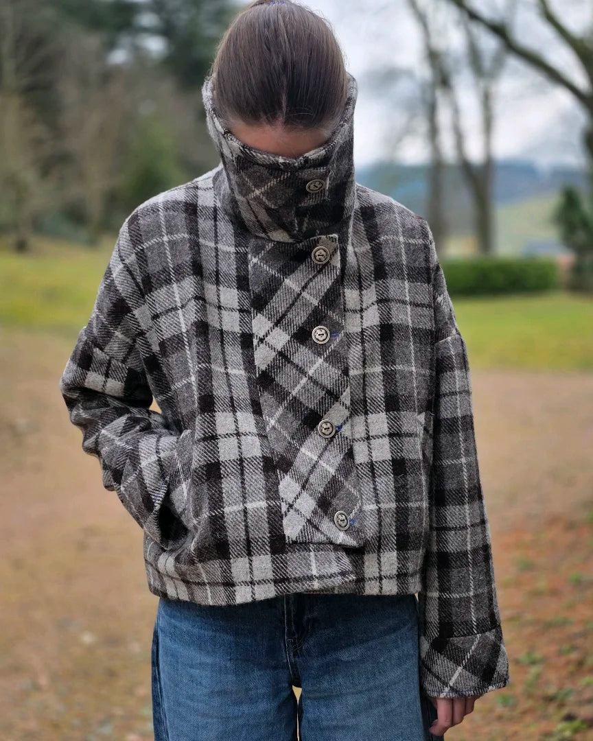 veste luba harris tweed portee col montant releve dans paysage hivernal