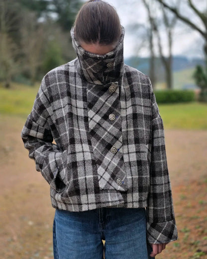 veste luba harris tweed portee col montant releve dans paysage hivernal