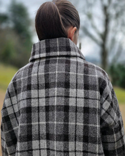 dos porte veste luba harris tweed col montant dans paysage hiver