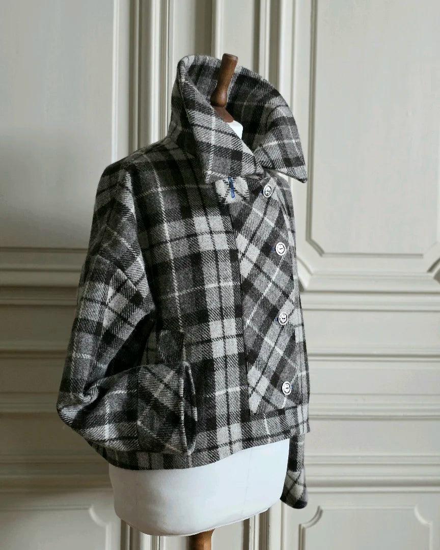 veste luba harris tweed vue profil col montant modulable entrouvert patte de boutonnage coupee dans le biais du tartan ecossais