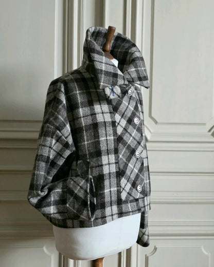 veste luba harris tweed vue profil col montant modulable entrouvert patte de boutonnage coupee dans le biais du tartan ecossais