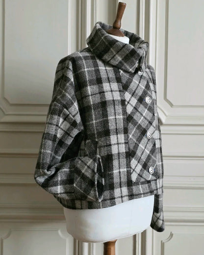 veste luba harris tweed vue de profil sur mannequin devant portes haussemaniennes col montant modulable ici roule