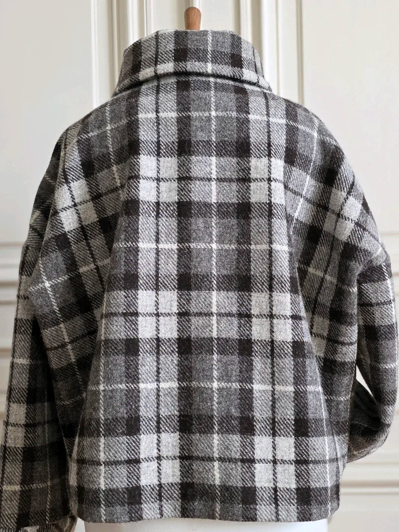 veste luba harris tweed vue de dos col montant modulable et raccords du tartan visibles