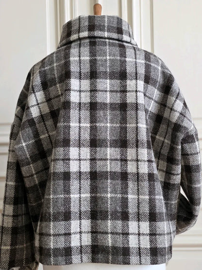 veste luba harris tweed vue de dos col montant modulable et raccords du tartan visibles