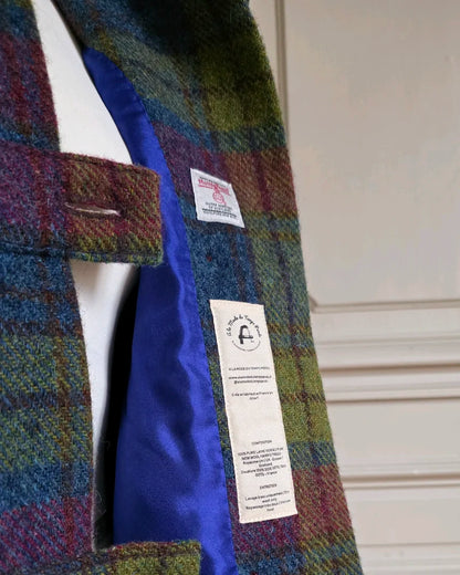 Détails de la doublure en soie et de l’étiquette Orb Harris Tweed de la veste Gilberte, sur mannequin intérieur haussmannien.