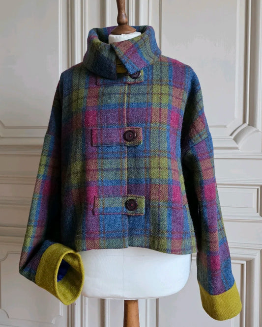 Veste Harris Tweed femme Gilberte de face, col fermé puis replié, sur mannequin devant portes blanches haussmanniennes.