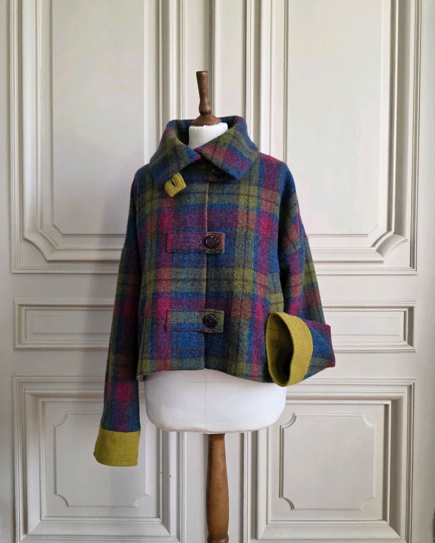 Veste  Harris Tweed doublée soie Gilberte de face, col ouvert, présentée sur mannequin devant portes haussmanniennes.